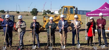 A group of Neighborhood CU representatives with Sherman Mayor holding shovels in an offical groundbreaking
